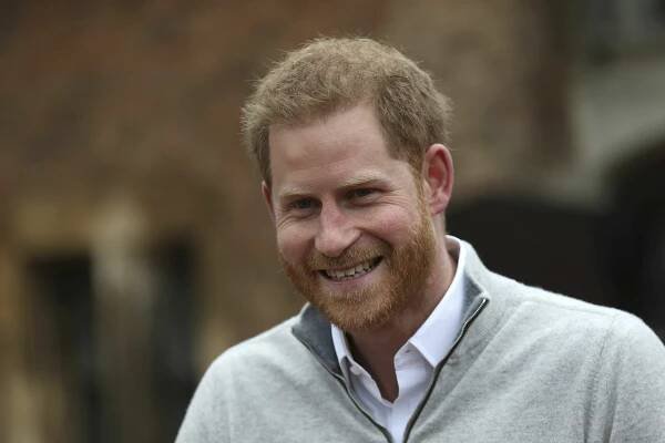 Po narodení syna Harryho a Meghan Briti stávkujú na jeho meno
