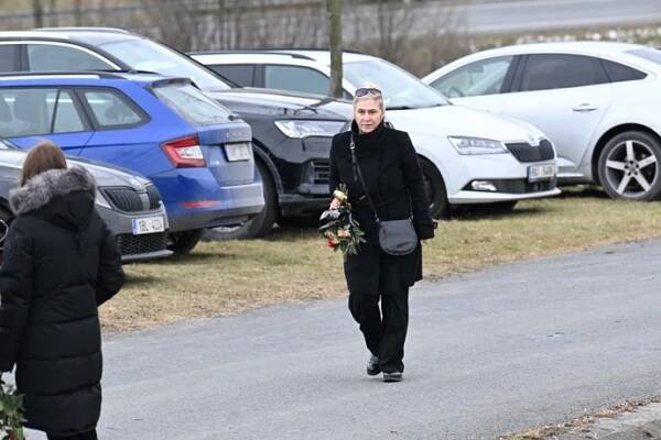 FOTO: Na pohřeb Heleny Zeťové dorazila řada lidí. – stránka 156