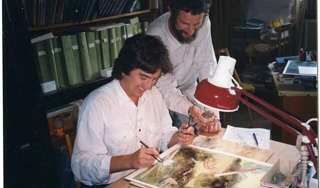 Jan Sovák v roce 1997 při práci na ilustraci ke knize „Ztracená moře uprostřed Evropy“ spolu s jedním z autorů textu, Vojtěchem Turkem, paleontologické oddělení NM.