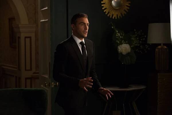 Královská rodina - To Show My Duty in Your Coronation - Z filmu - Tom Austen