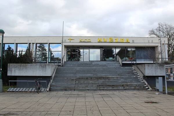 Řemeslníci v Uherském Hradišti opravují boční schodiště a ochoz kina Hvězda
