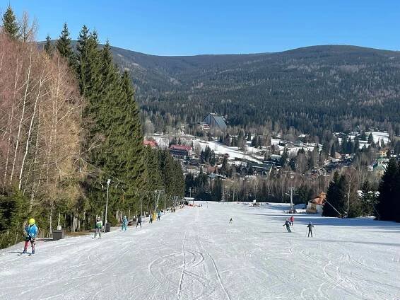 Ideální lyžařské podmínky za jarní ceny ve Skiarealu Harrachov až do Velikonoc! - SněhovýServis.cz