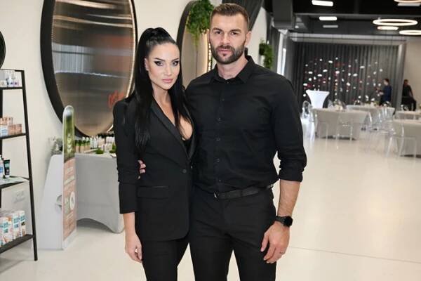 FOTO: Andrea Pomeje se svým partnerem Petrem na akci od Deborah Milano. – stránka 99