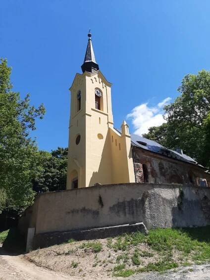 Zakázkové truhlářství ZAJDA s.r.o. rekonstruovalo žaluzie do věže a okna v tzv. kostele duchů (Kostel svatého Jiří v Lukové)