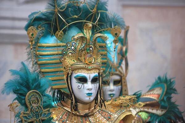 Benátky pobláznil legendární karneval. I svůdník Casanova by se červenal