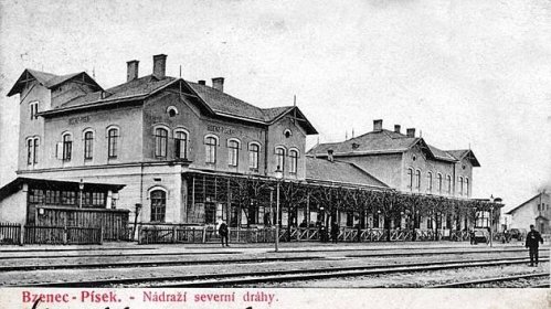 Staniční budova Bzenec-Písek, dnes Moravský Písek na Severní dráze císaře Ferdinanda na dobové pohlednici ze začátku 20. století. GPS: 48.9772650N, 17.3143442E