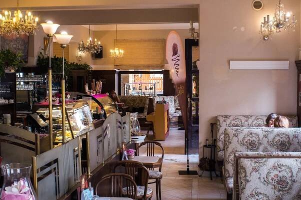 Místo, kde na vás dýchne atmosféra tradičních vídeňských kaváren: Vítejte v Cafe Mahler - OLOMOUC.CZ