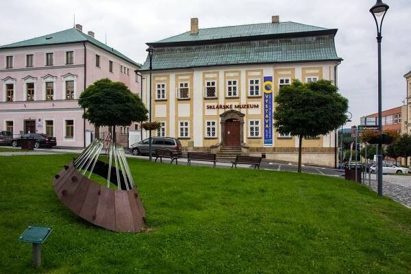 Nový bor - exteriér budovy muzea sklářství