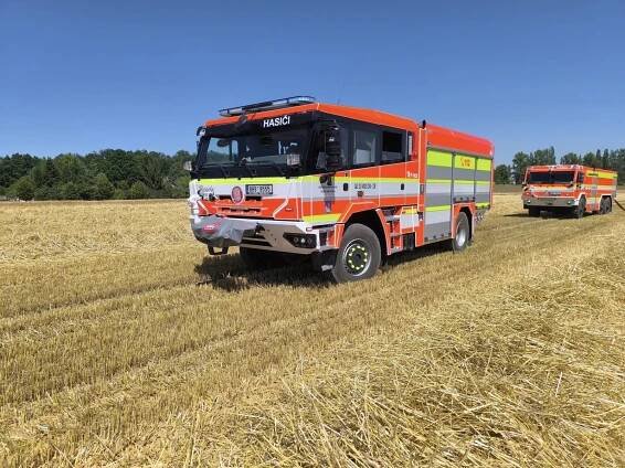 Požár pole u Chlumce nad Cidlinou aktivoval druhý stupeň poplachu