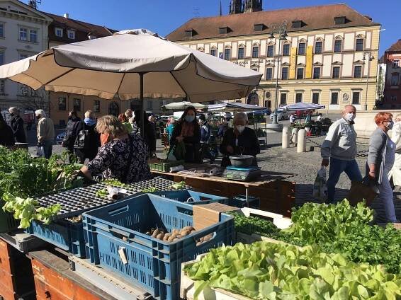 „Kdyby mě tu viděla dcera, zabije mě.“ Farmářské trhy zaplnily stovky lidí