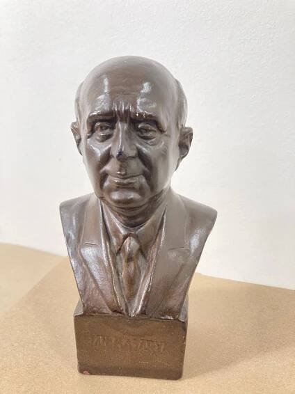 STARÁ SÁDROVÁ BUSTA SOCHA JAN MASARYK SIGNOVANÁ - Starožitnosti a umění