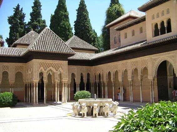 Alhambra je historický komplex paláců