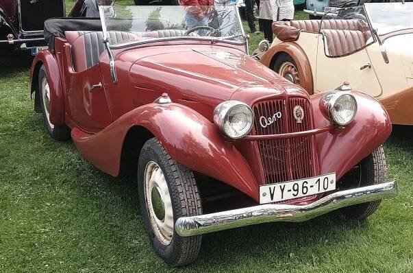 VIDEO: Habrovany cestovaly časem. Park zaplnily historické automobily i motorky