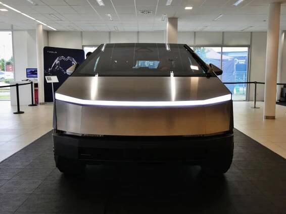 Tesla Cybertruck naživo v Česku: sci-fi design a gigantické rozměry šokují