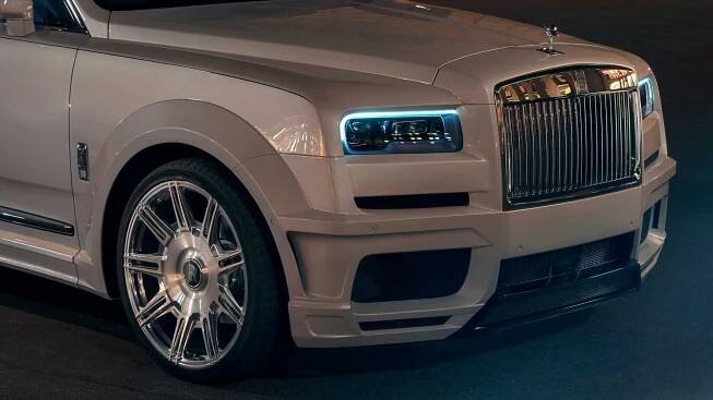 Tuningový Rolls-Royce Cullinan není nic pro páprdy! Honosné SUV má obří kola a zadek dole