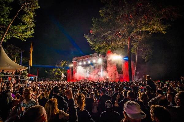 Mácháč Forever: Festival na pláži v Doksech nabídl noční zábavu