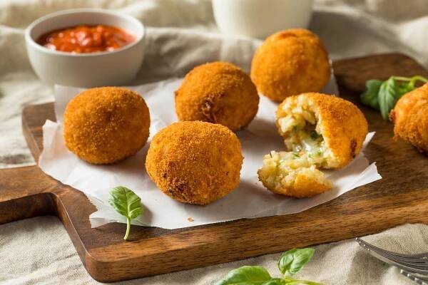 Arancini: Smažené kuličky jsou typickým pouličním jídlem Italů. Zvládnete je také - OnlyU