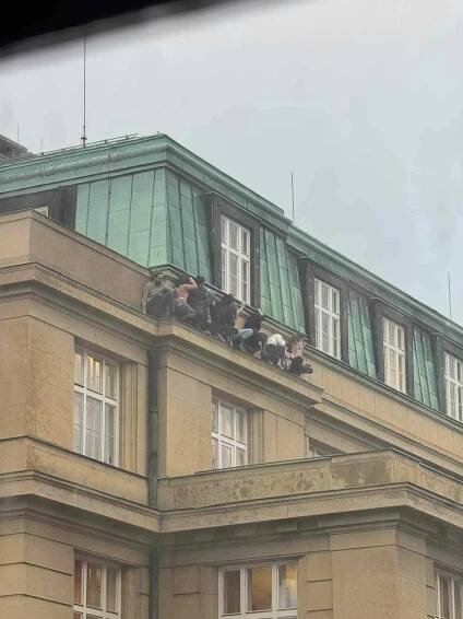 Střelba na filozofické fakultě: Patnáct obětí. Policie má zasahovat i na letišti, kde pracoval otec