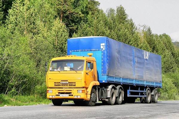 Legendární ruský výrobce nákladních aut slaví. První Kamaz vyrobili před 45 lety