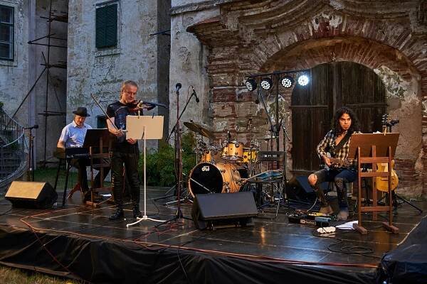 Houslista Pavel Šporcl rozezněl Uherčice, na řadu přijde cimbál i jazz v Podyjí
