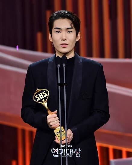 Aj v roku 2021 prinášala SBS divákom pôžitok. Ktoré z jej drám získali 2021 SBS Drama Awards? - Asianstyle