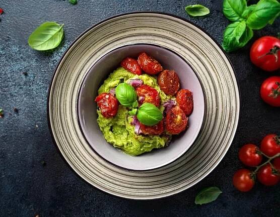 Dokonalé letní guacamole: Připravte si klasiku nebo variantu s pečenými rajčaty, mangem či slaninou | Magazín | Recepty.cz