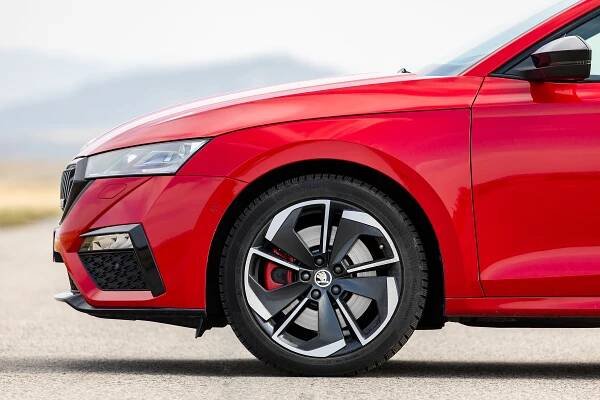 Je Octavia RS sportovní auto? Záleží na optice, kterou se na ni díváte. Ale je taky dobré auto? Rozhodně ano!