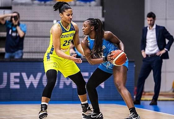 Alyssa Thomasová (vlevo) z USK Praha brání v zápase se Salamancou.
