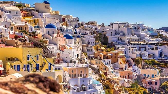 Na Santorini si nyní koupí letní dovolenou snad jen milovník nebezpečí a adrenalinu - Médium.cz