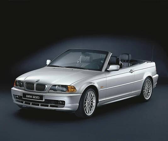 BMW 3er Cabriolet E46 Aussenansicht Front schräg statisch Studio silber