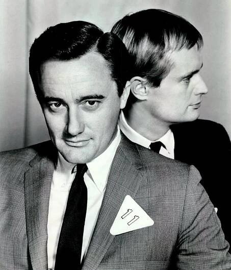 Iconic Acting Duo Robert Vaughn and David McCallum In Black&White Wallpaper