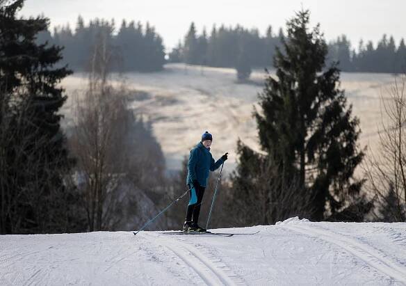 Pod tlakem klimatu a rostoucích nákladů. Má lyžování budoucnost?