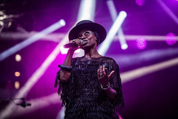 Morcheeba a Indoor Garden Party s Russellem Crowem koncertně zahájili 57. ročník KVIFF