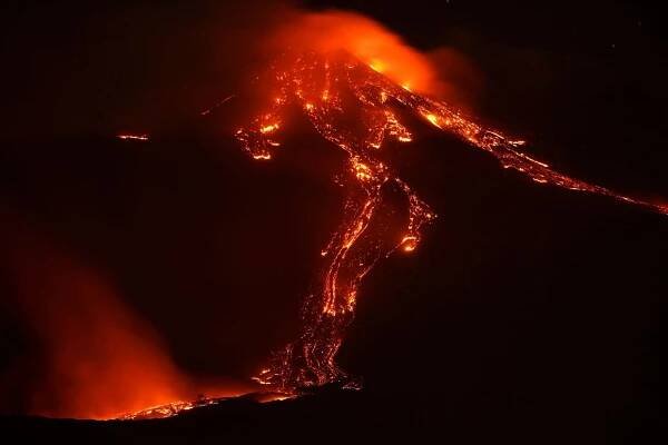 Majestátní Etna se probudila k životu a chrlí lávu. Nedalekou Katánii zasypal popel