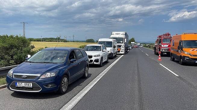 Dálnici D8 uzavřela nehoda tří aut, dva zraněné převezli do nemocnice