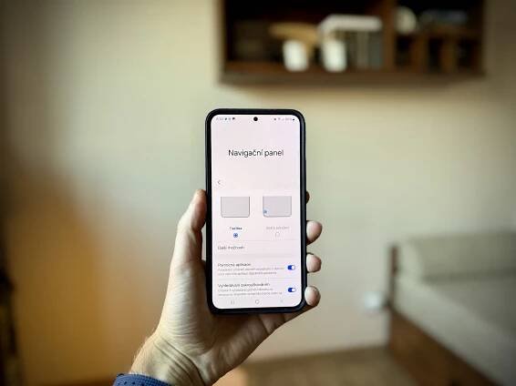 Jak na Samsungu s One UI 6.1 vrátit zpět navigační gesta