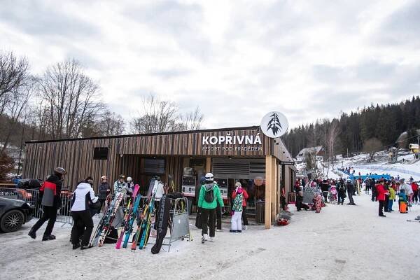 VIDEO: Ski areály na Bruntálsku přilákaly lyžaře z jižní Moravy i Vysočiny