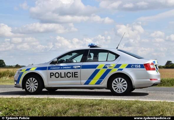 Taxík skončil po nehodě u letiště v Ruzyni převrácený na střeše, traktor na boku | Týdeník Policie