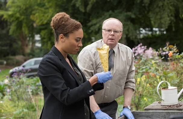 Tala Gouveia, Jason Watkins - McDonaldová a Dodds - Pád domu Crockettů - Z filmu