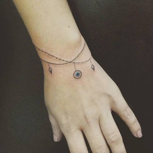 55 tatuagens com traços finos para quem gosta de desenhos delicados | Wrist bracelet tattoo, Anklet tattoos, Tattoo bracelet