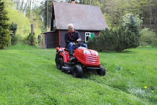 Travní traktor RL 98 HW