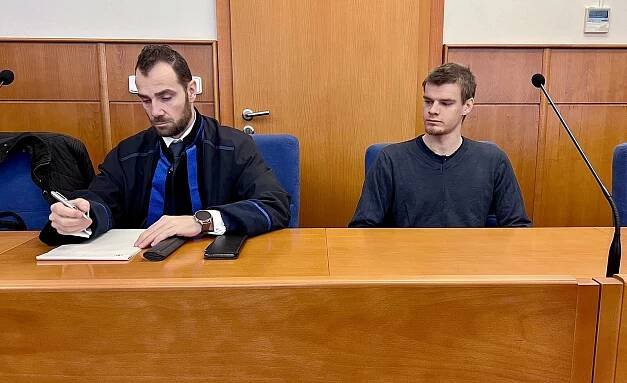 Zdrogovaný narazil do auta, ve kterém uhořel šofér. Soud muži uložil 22 měsíců