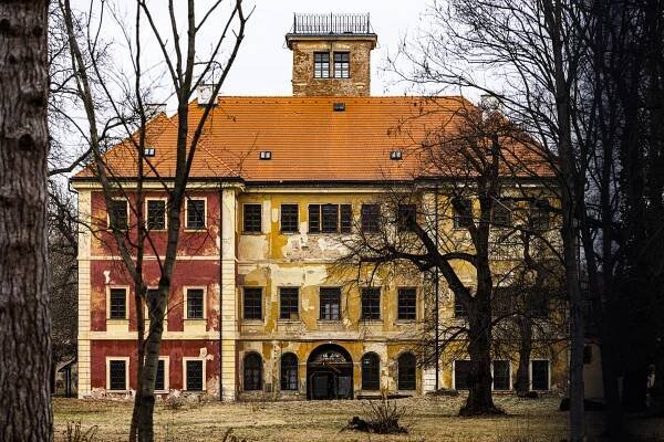 Fotky: Barokní perla za 106 milionů. Zámek Kunratice má nového majitele