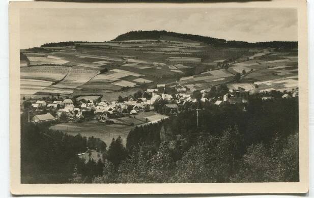 VELHARTICE, Sušice, Klatovy, Šumava - cel. pohled na obec a hrad - Pohlednice místopis