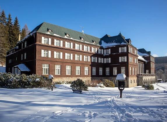 Lázně Karlova Studánka – malebná architektura a čistá příroda Jeseníků | PrimaVylety.cz