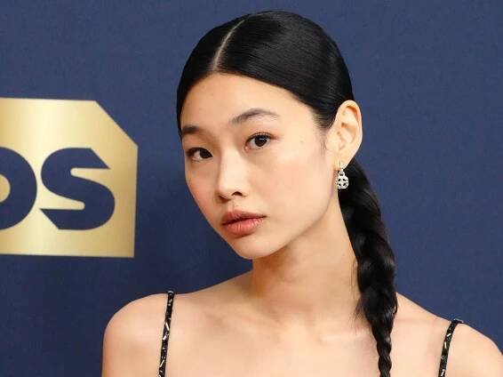 SAG Awards 2022: Hoyeon Jung’s Hair Ribbon Has a Deeper Meaning