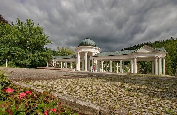 Fotogalerie • Mariánské Lázně, Kolonáda (Zastávka trolejbusu) • Mapy.com