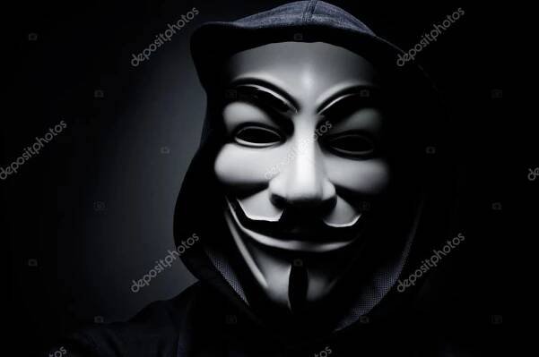 Stáhnout - Fotografie z člověka Vendetta maskou. Tato maska je známý symbol pro on-line hacktivist skupiny Anonymous. Také používá demonstrantů. — Stock obrázek