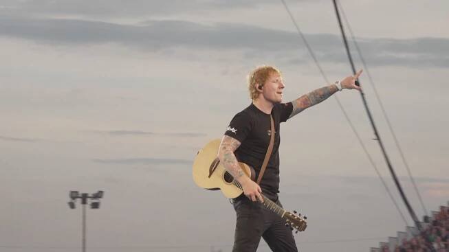 Ed Sheeran pobláznil Hradec. Jeho show na otočném pódiu byla plná hitů a efektů