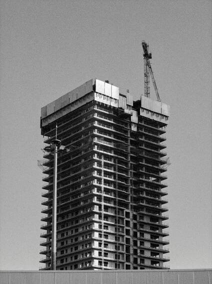 Základová fotografie na téma architektura, centrum města, červený jeřáb, jeřáb, kancelářské budovy, město, městská mlha